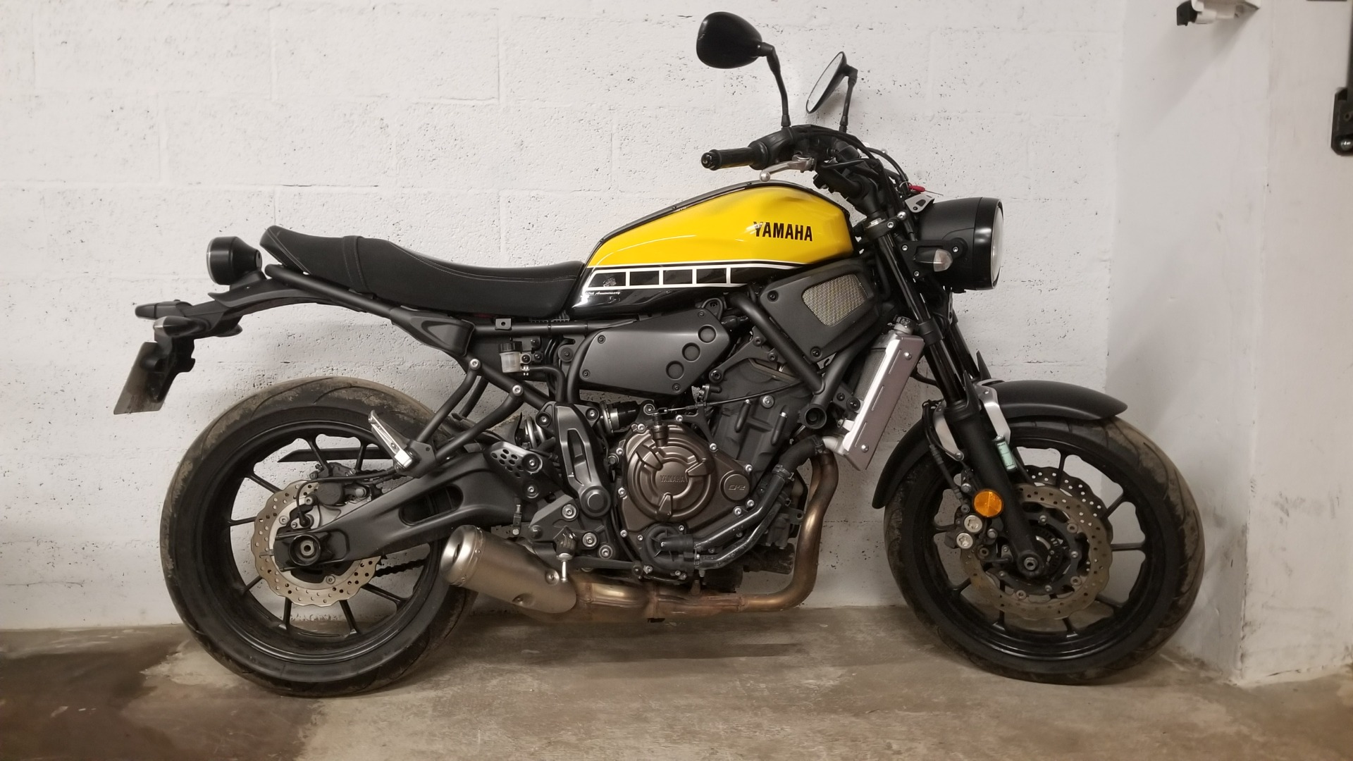 Pull yamaha jaune 60th best sale